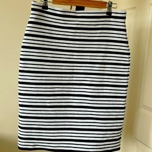 Skirt with expandable waist